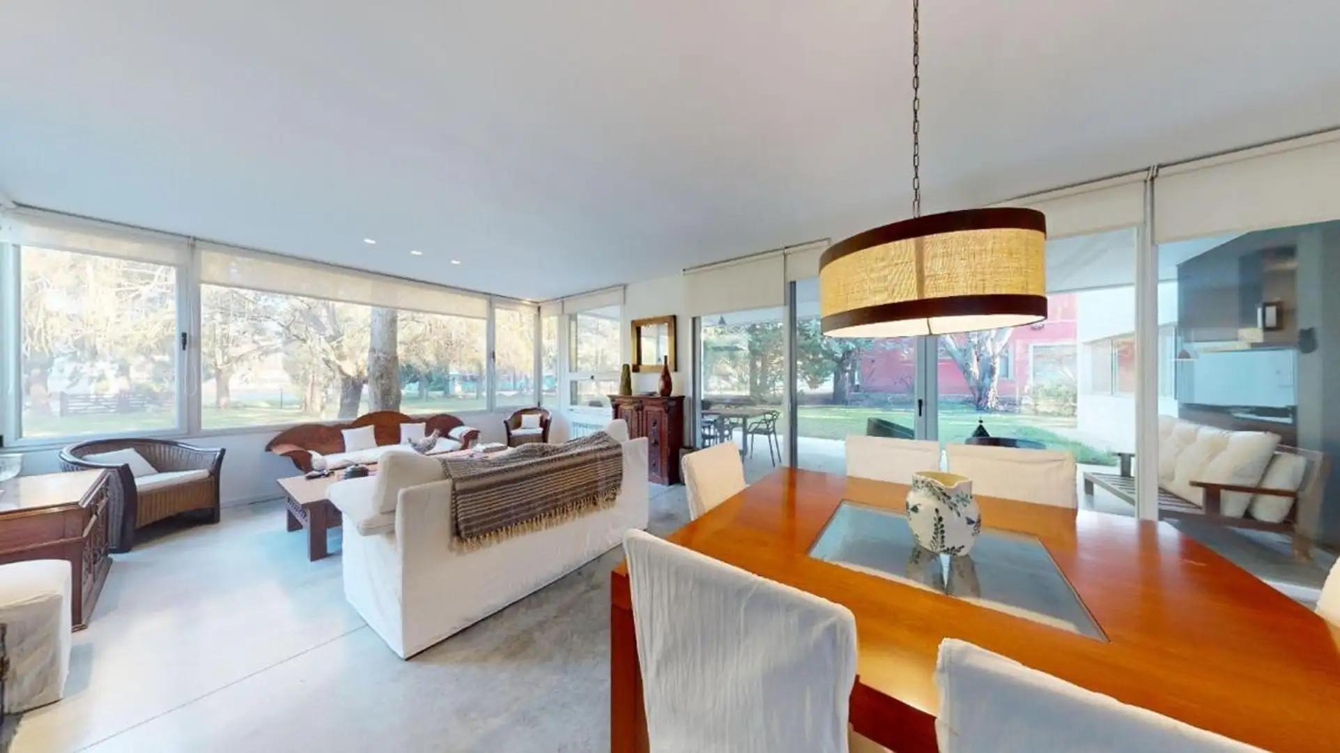 Casa en Venta con 2 cocheras