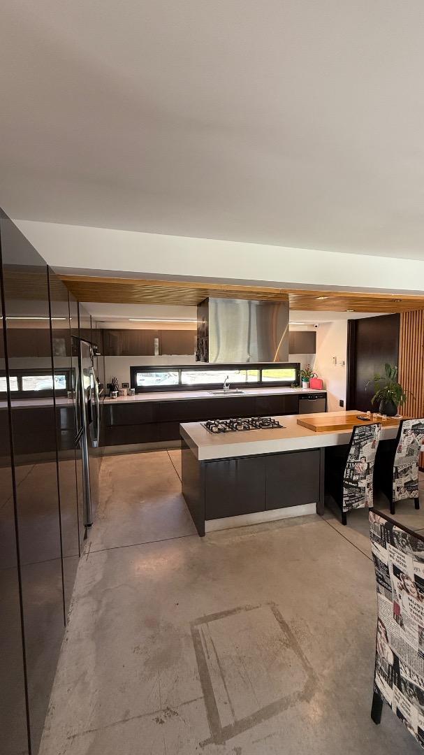 Casa en Venta con 6 cocheras