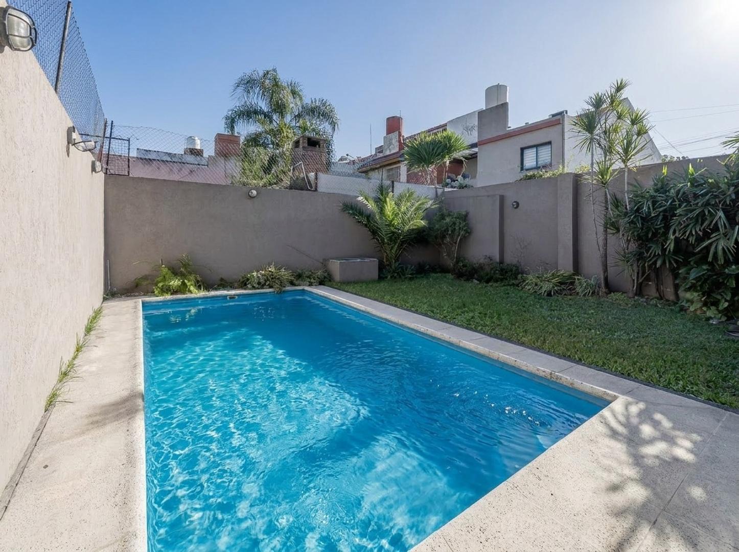 Casa en Alquiler con 1 cochera