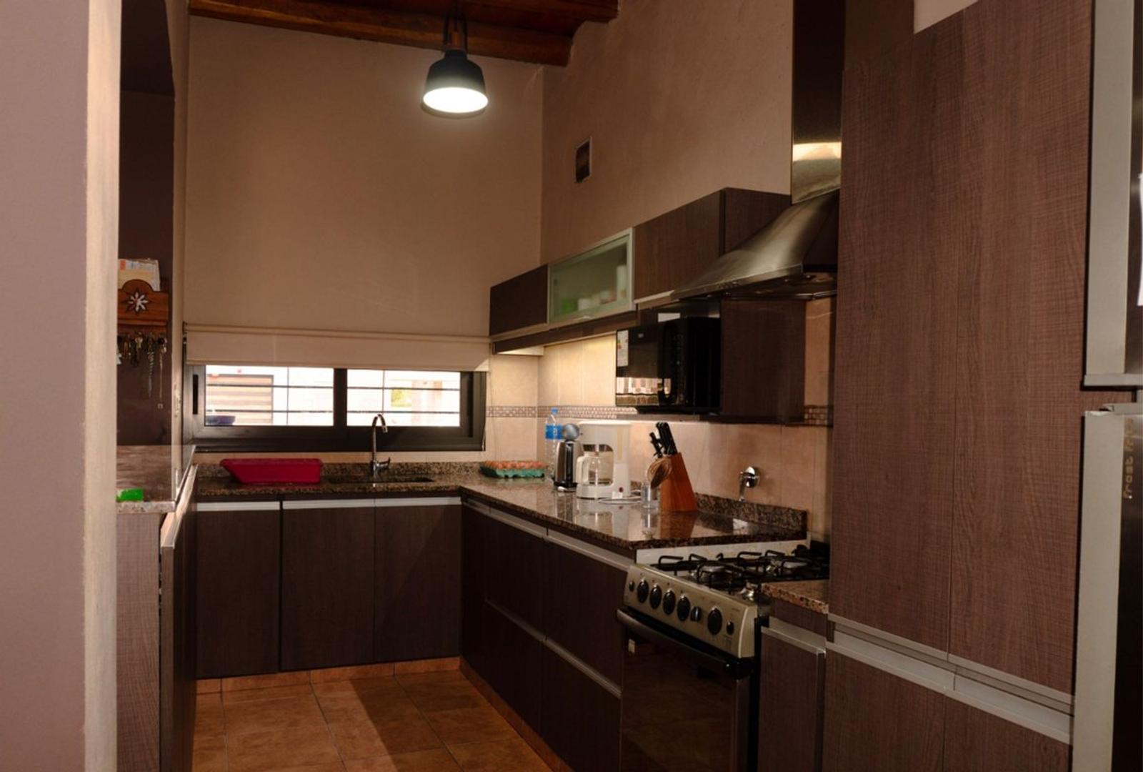 Casa 4 ambientes con 2 baños