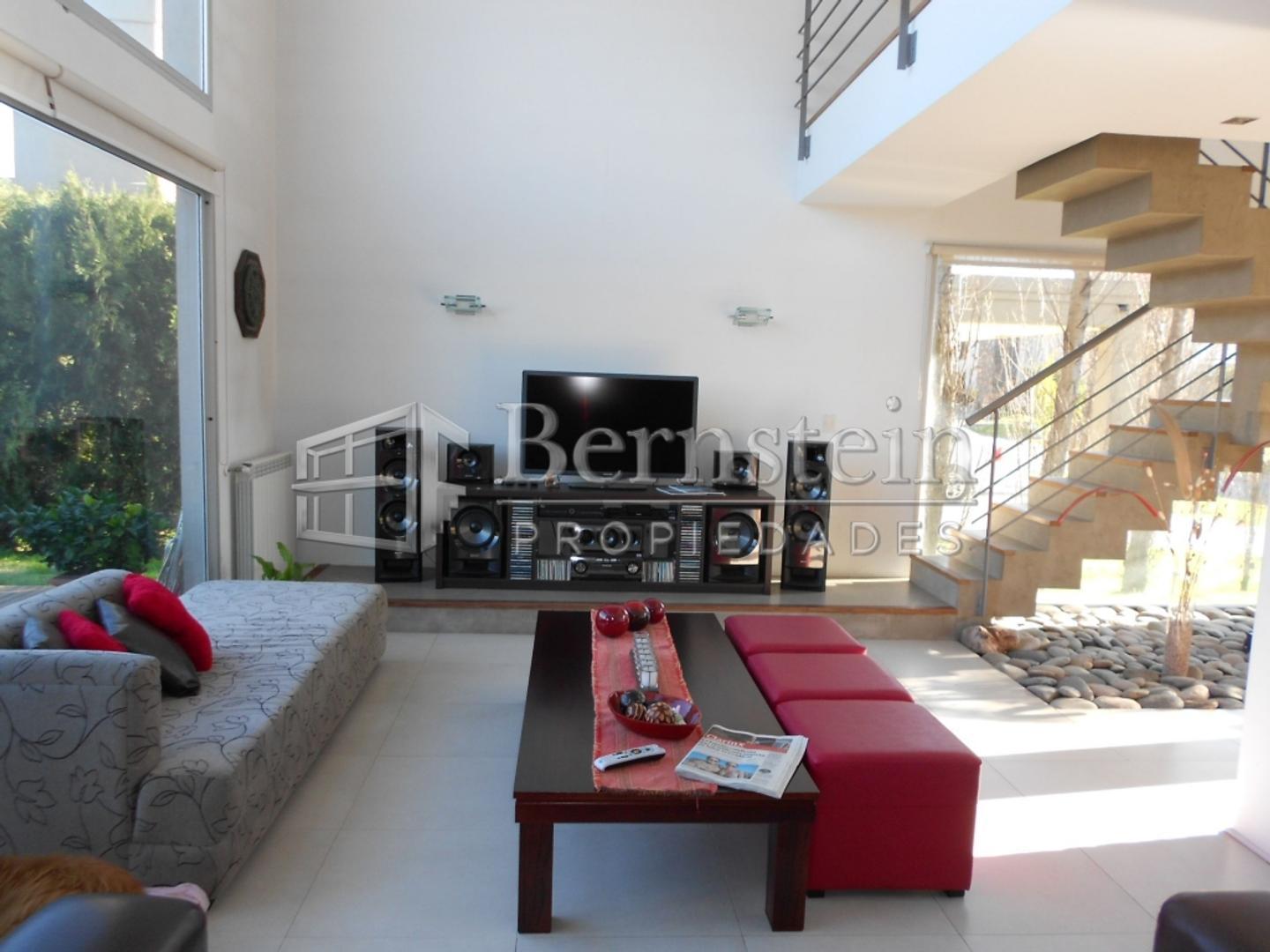 Casa en Venta con 4 cocheras