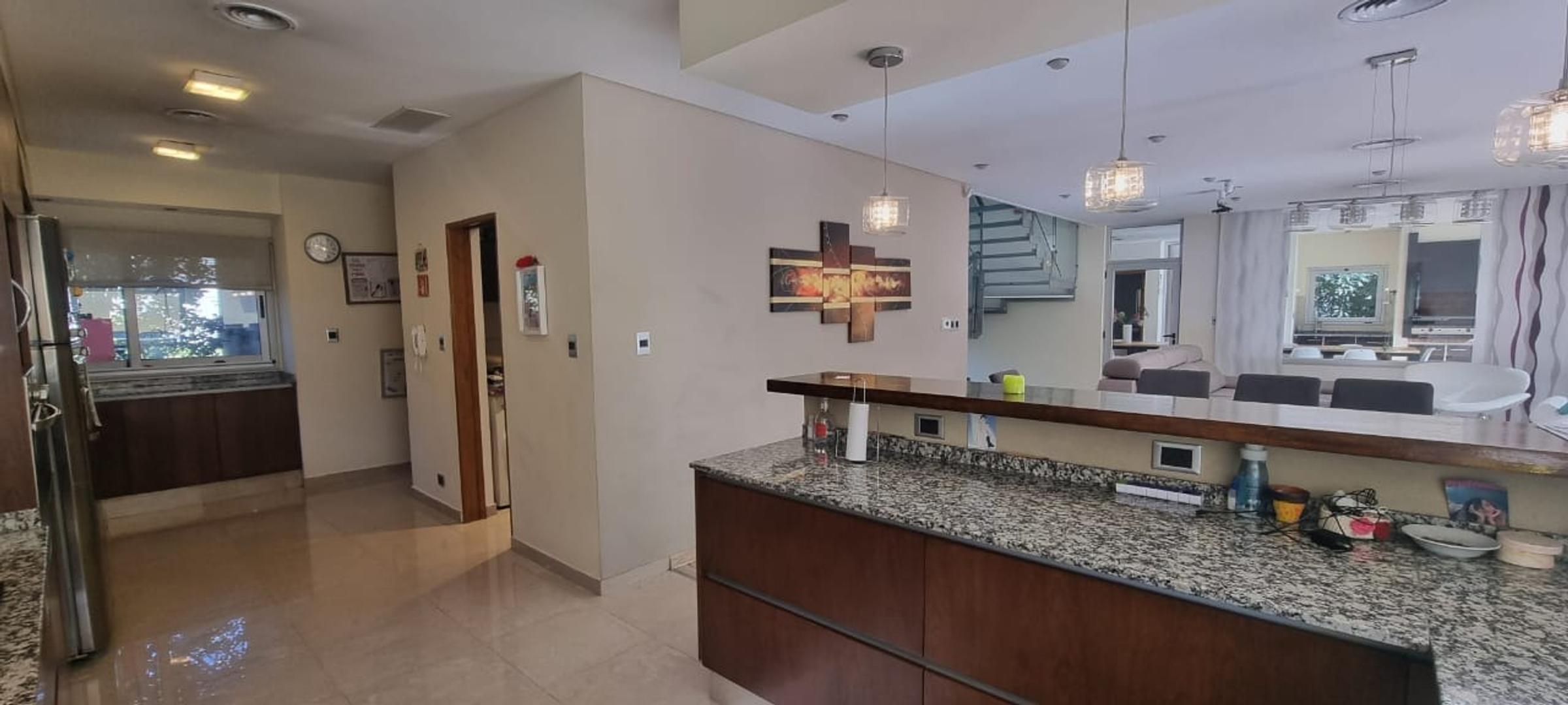 Casa en Venta con 7 cocheras