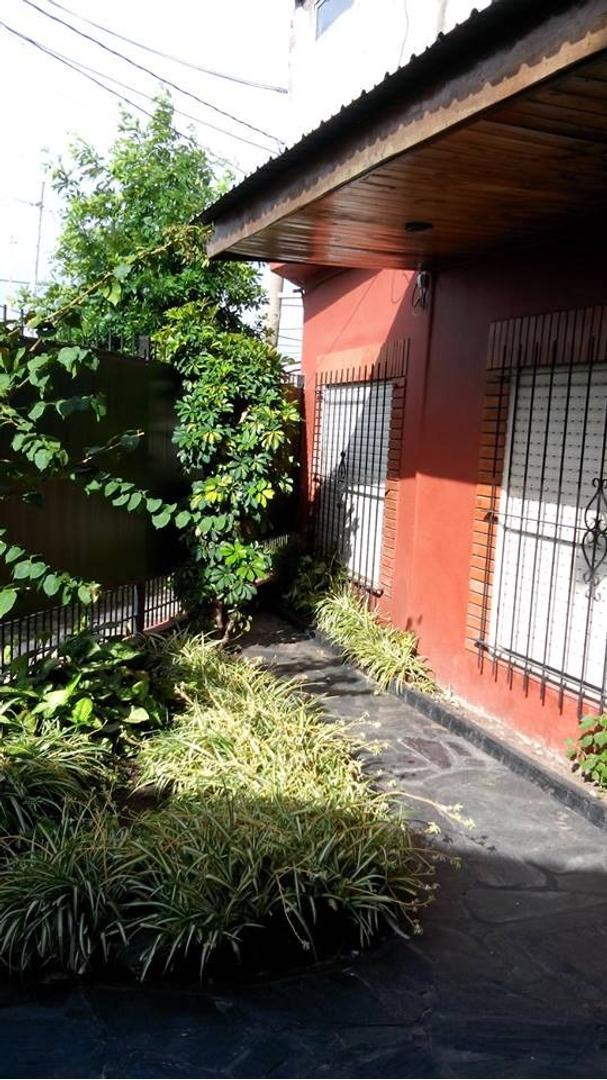 casa PH  3 ambientes garage con local