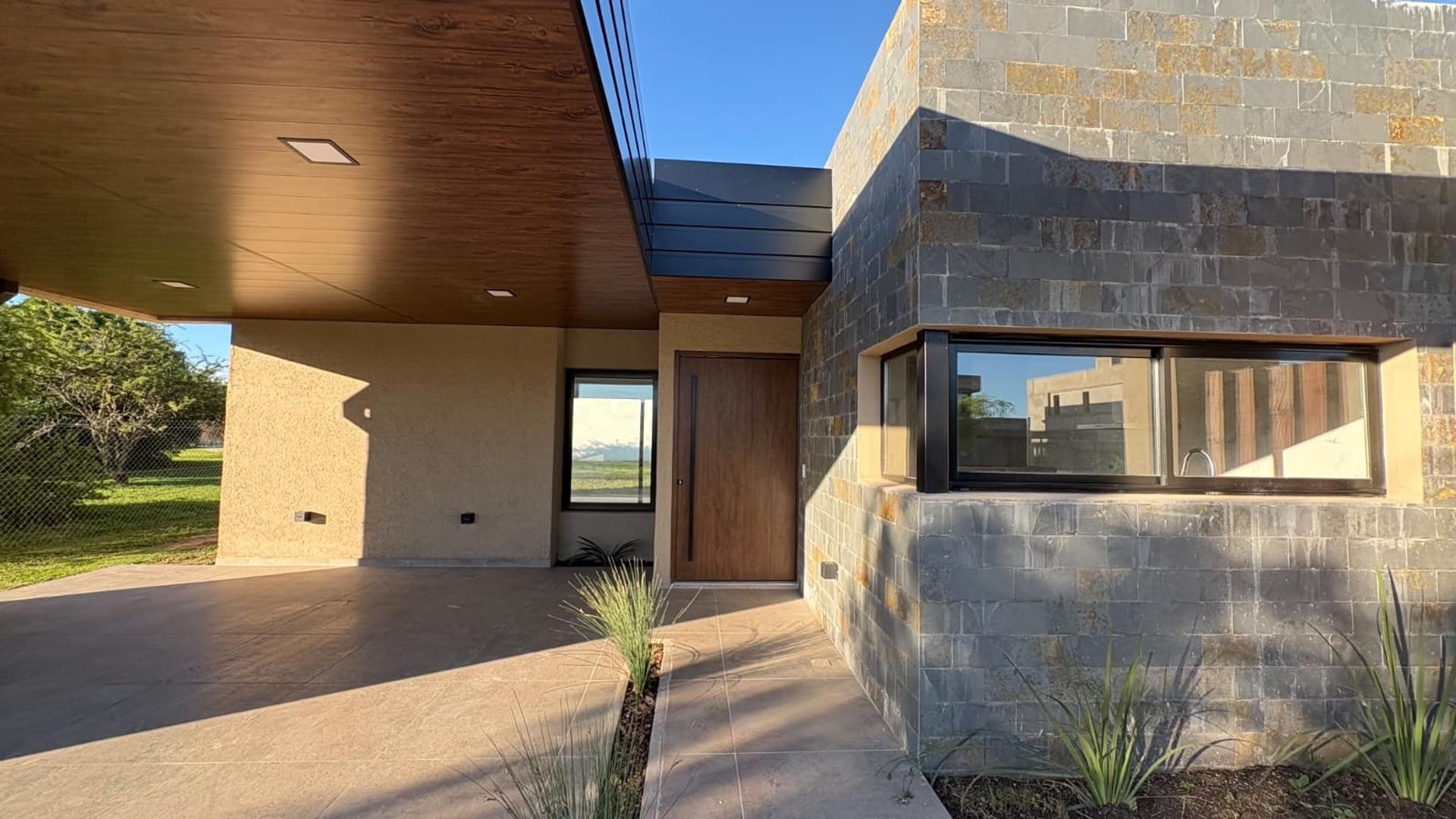 VENTA CASA EN BARRIO PRIVADO LAS CAÑITAS 3 DORMITORIOS