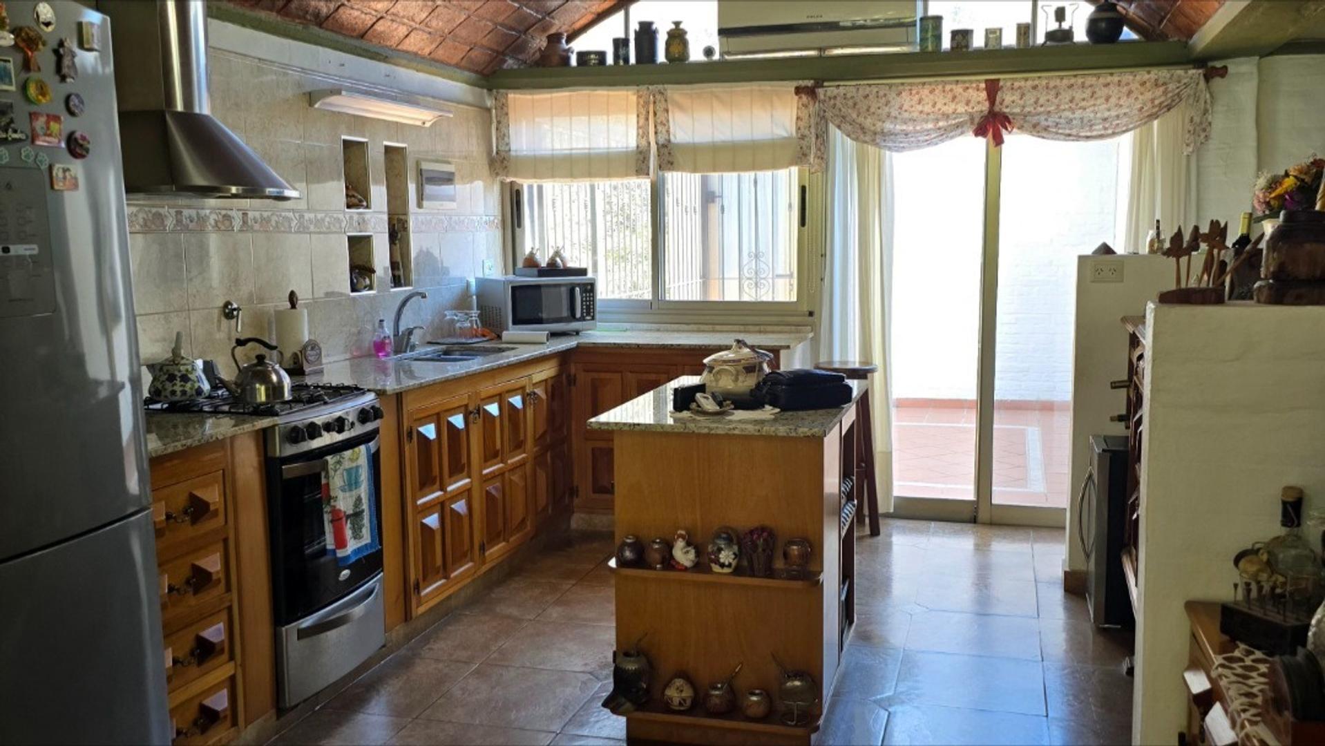 Casa 5 ambientes con 4 baños