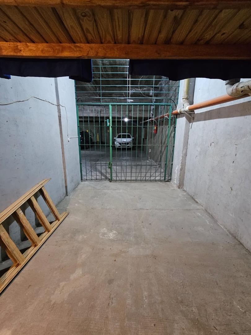 Cochera y baulera con portón eléctrico