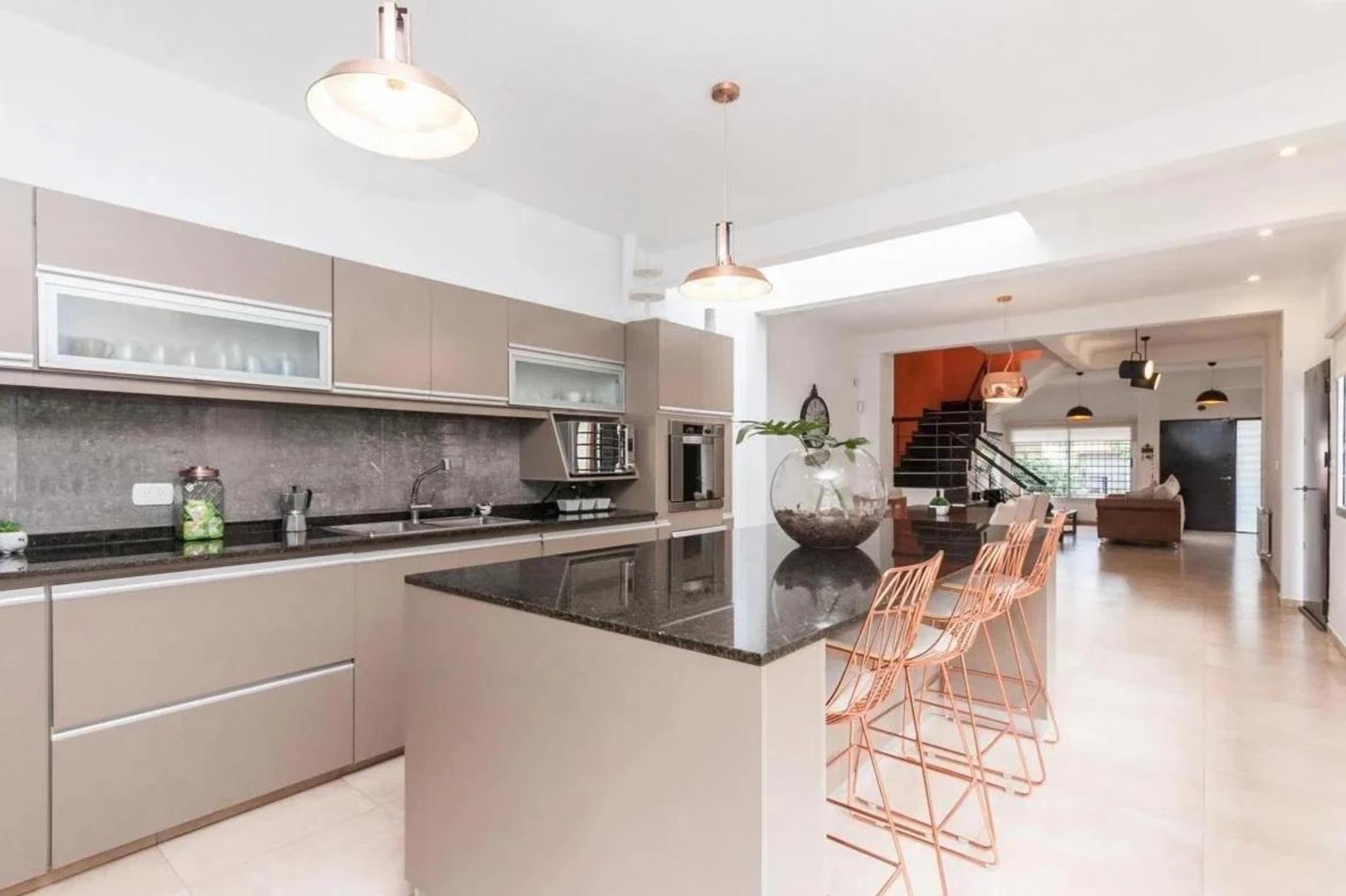 Casa 4 ambientes con 3 baños