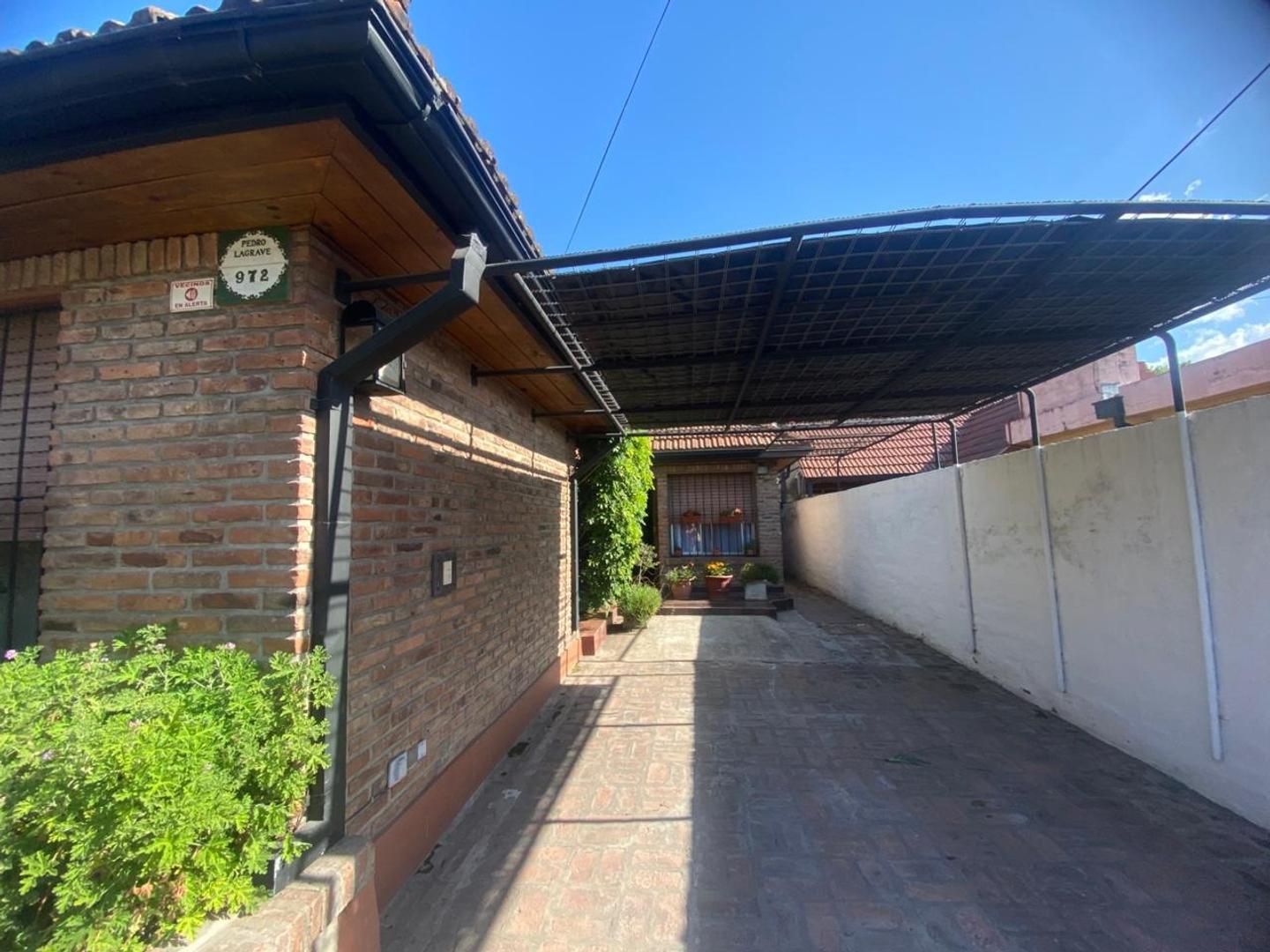 Casa 4 ambientes con 2 baños