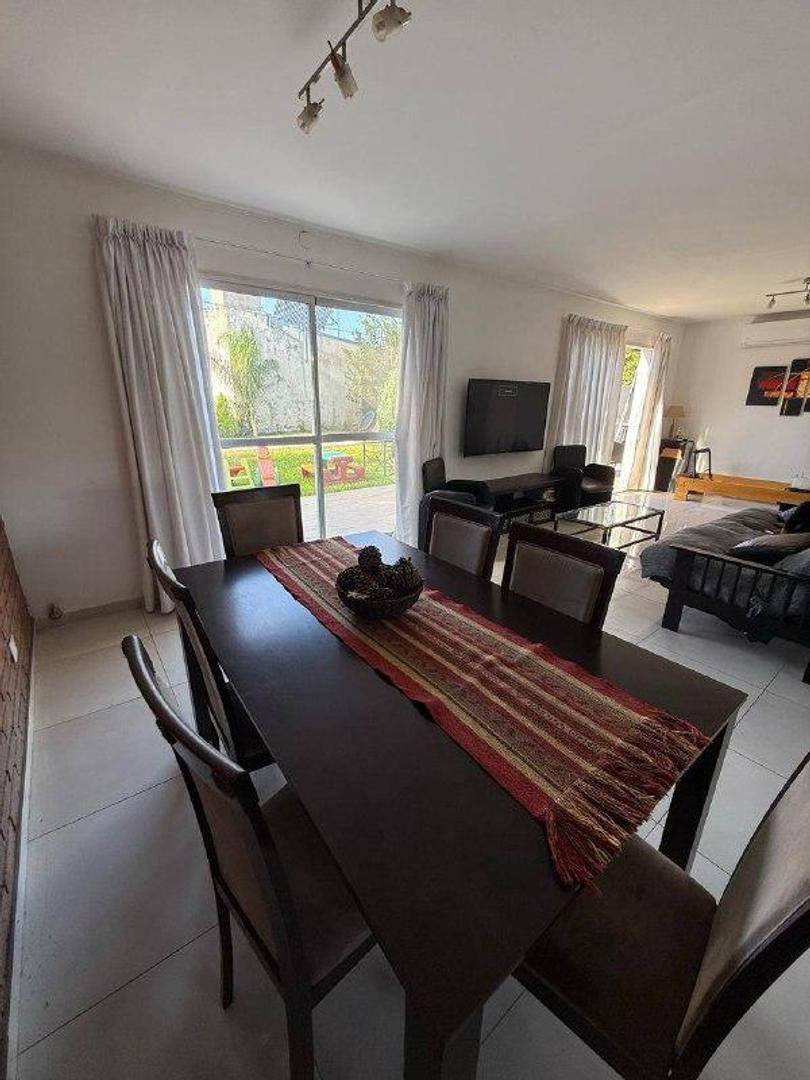 Casa en Alquiler con 2 cocheras