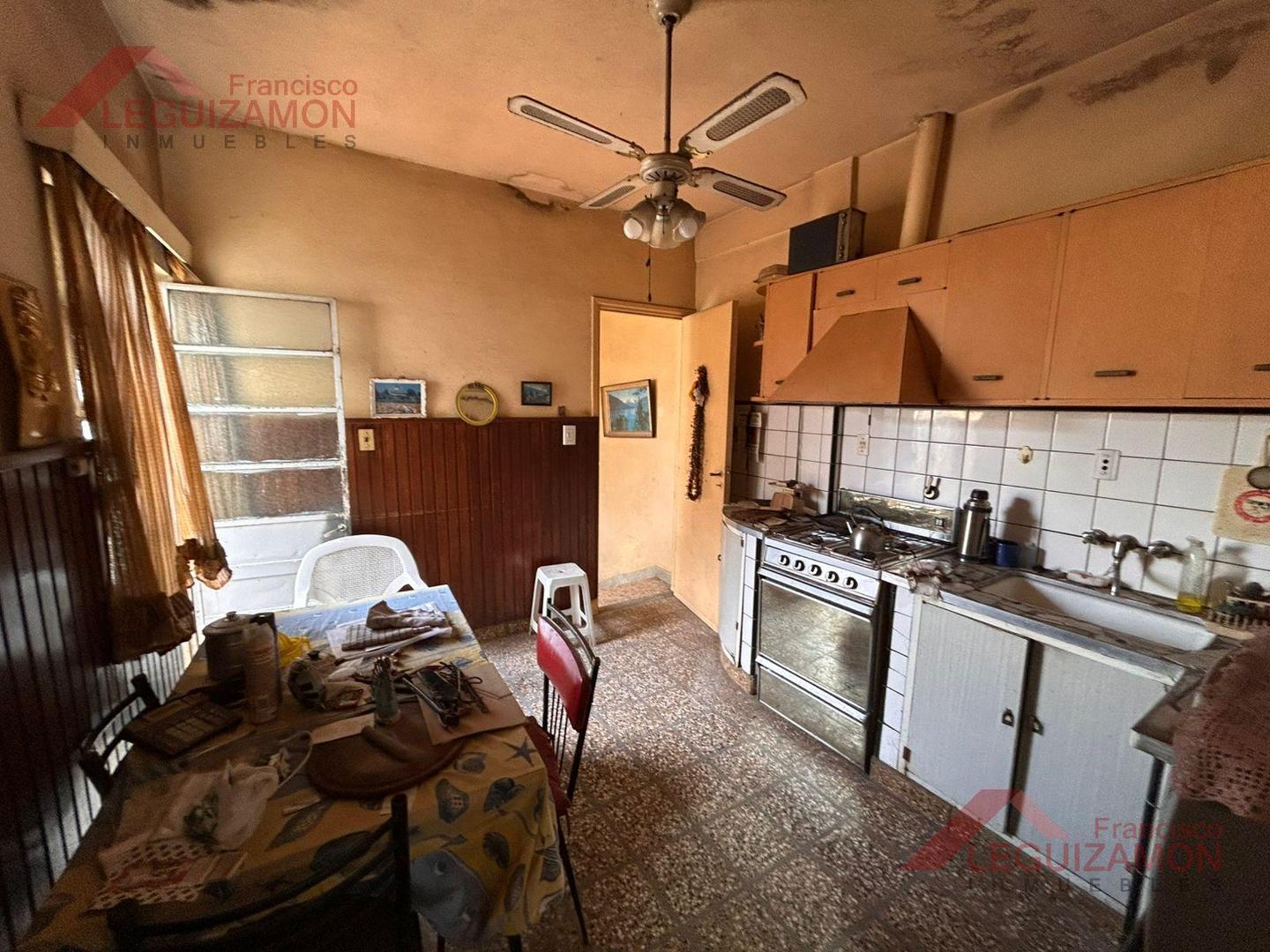 Casa 9 ambientes con 5 baños