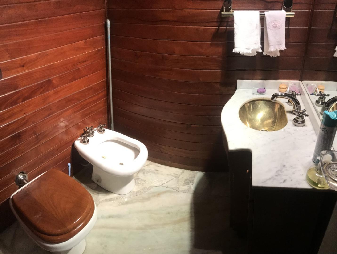 Casa 4 ambientes con 5 baños