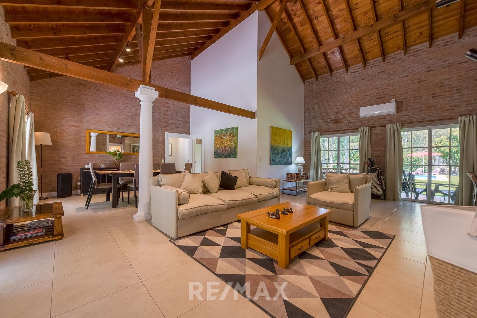 Casa en Venta con 2 cocheras