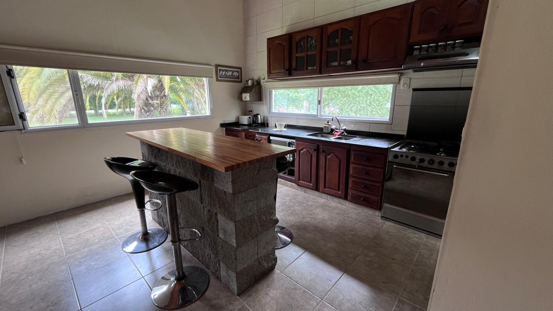 Casa 4 ambientes con 2 baños