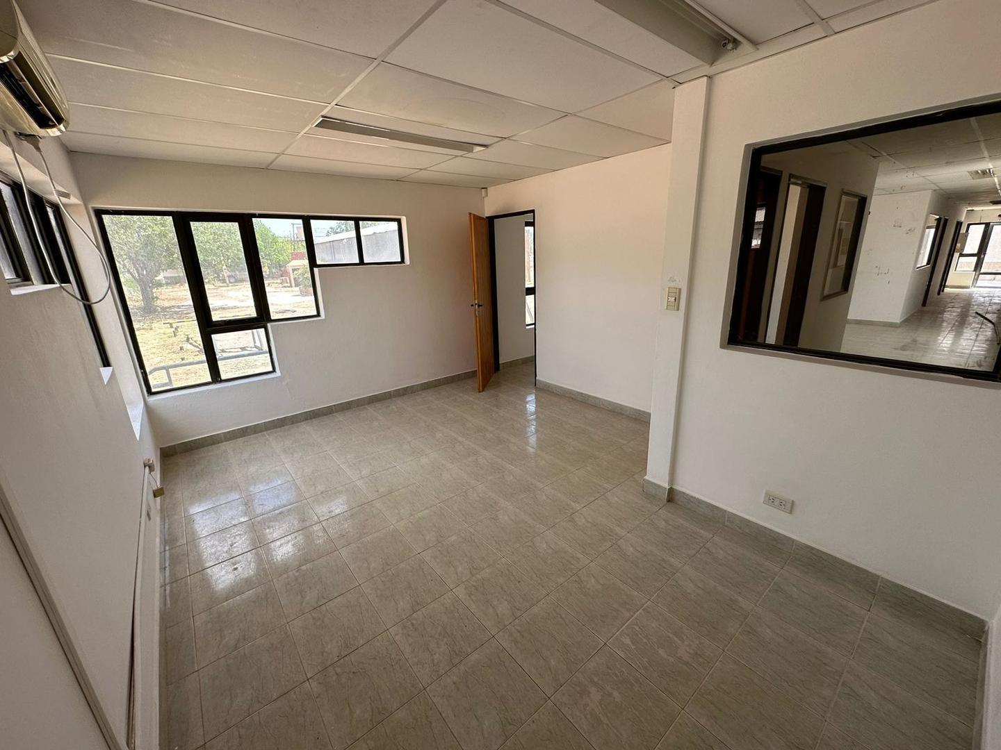 Alquilo base industrial en Rincón de los Sauces.