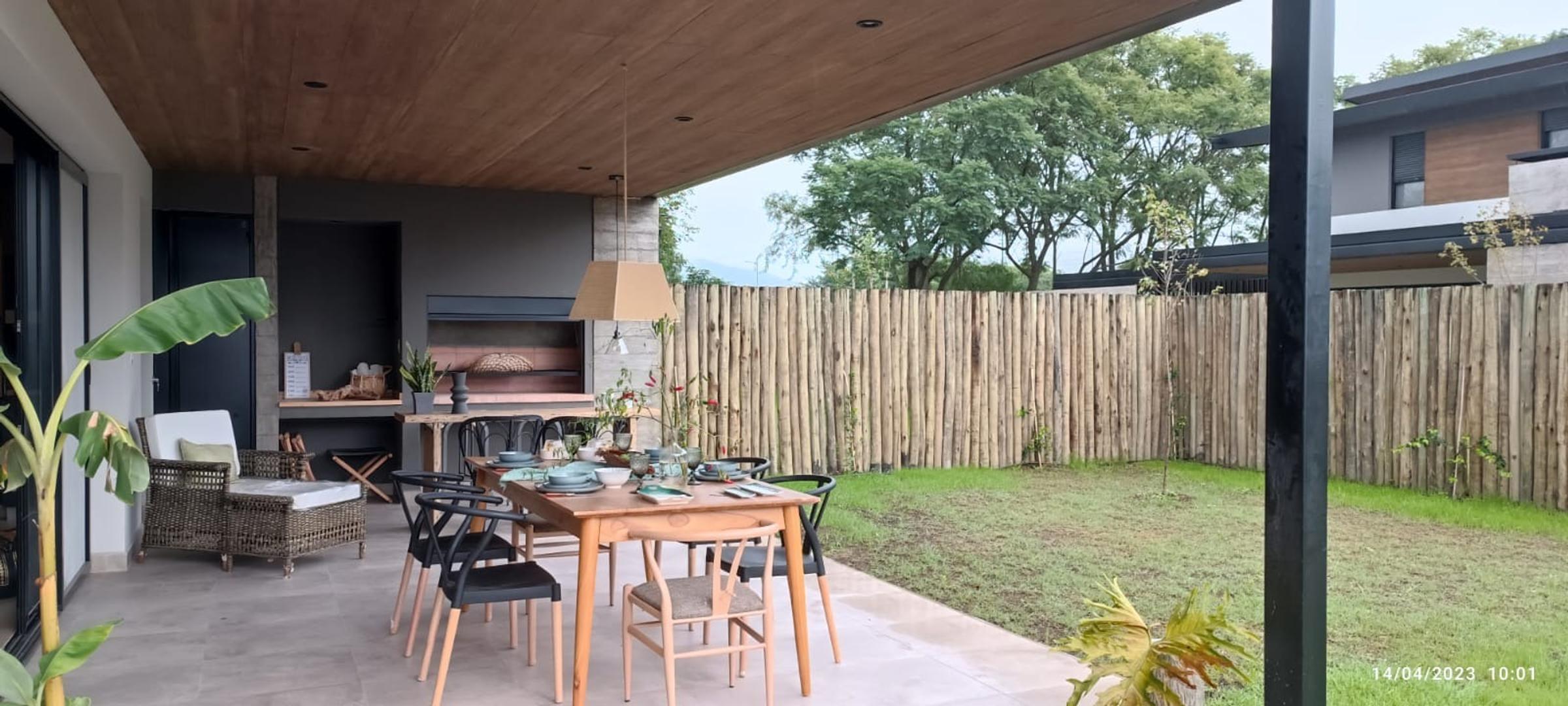 Casa en Venta con 4 cocheras