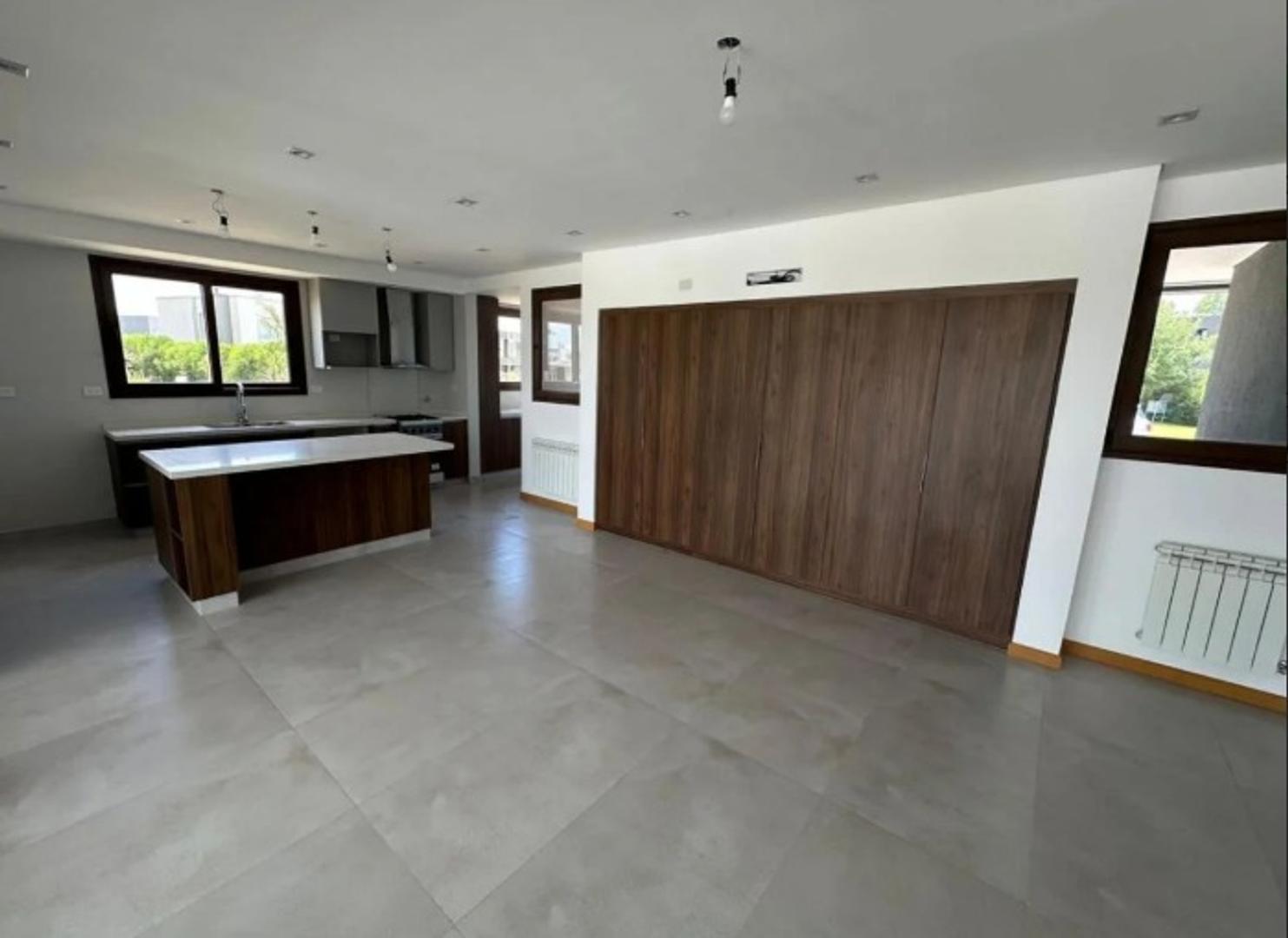 Casa 4 ambientes con 3 baños