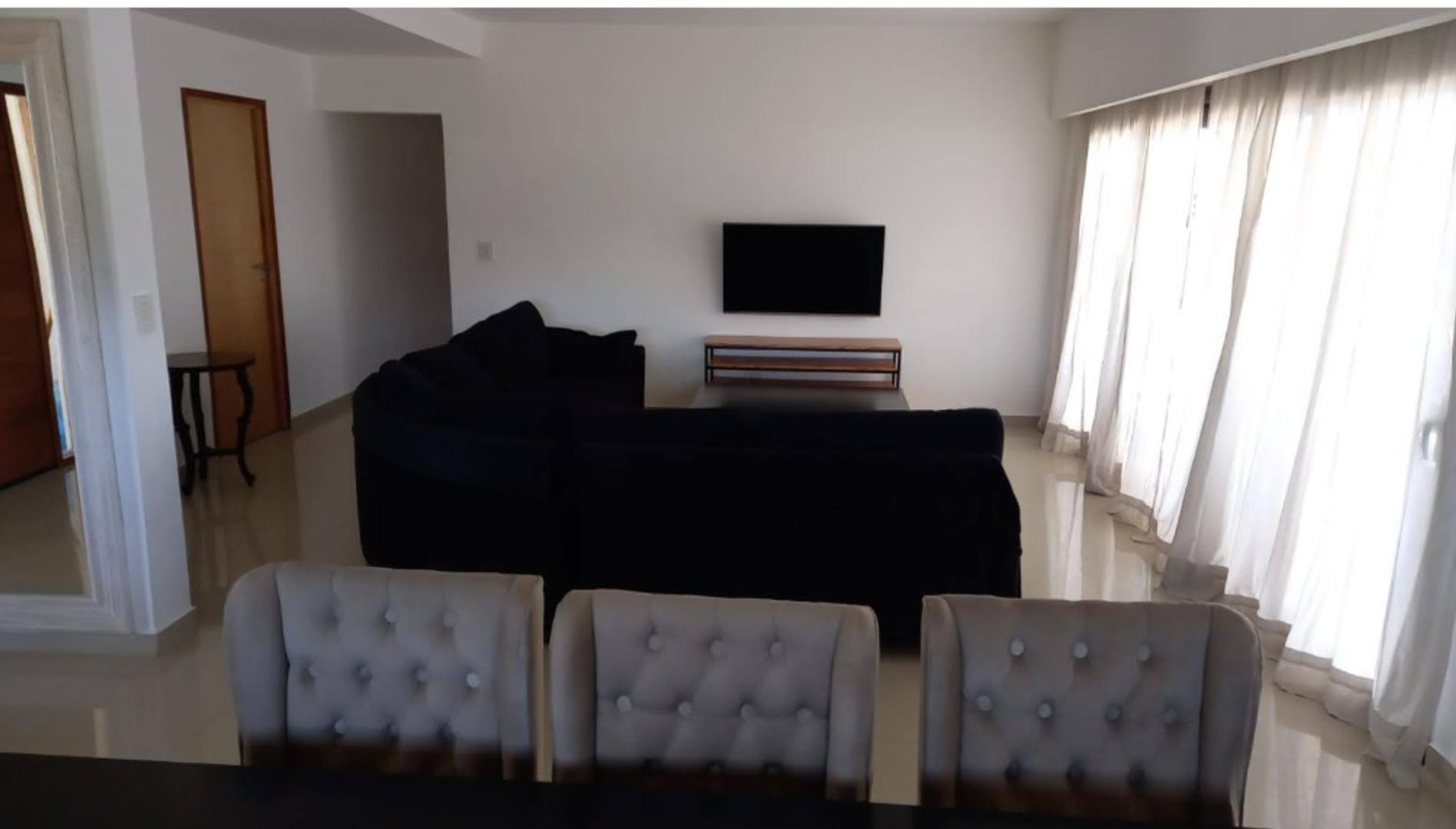 Casa en Alquiler Temporal con 2 cocheras