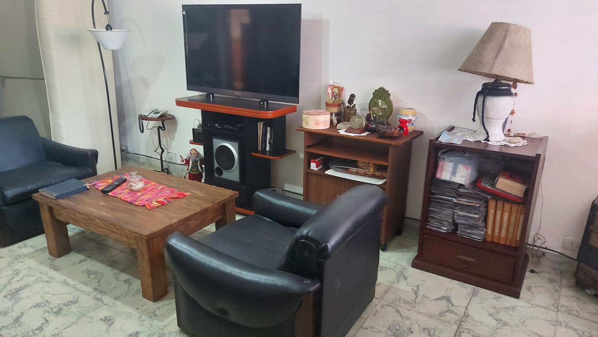 Amplia casa al frente en PH con dos garajes