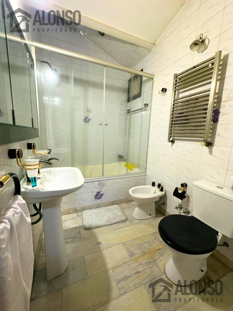 Casa 4 Ambientes con Cochera en Venta en Lanús