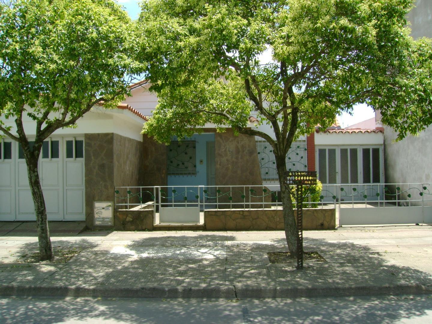 Chalet Amplias Comodidades.Centrico Con Servicios Consulte *