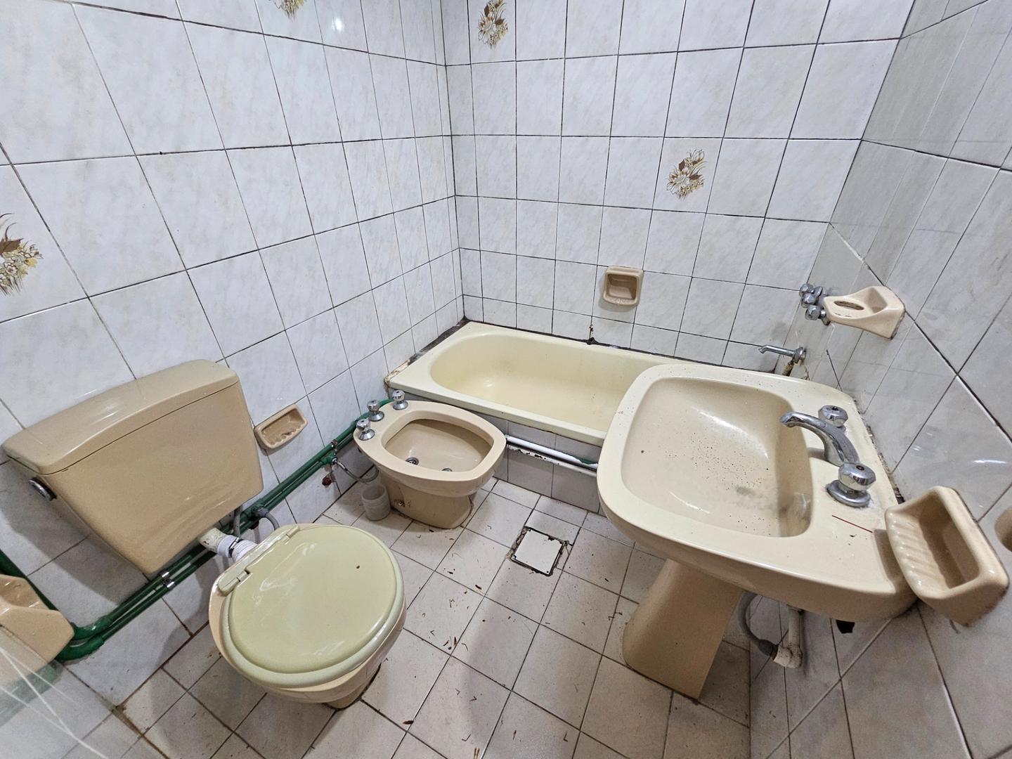 CASA DE 3 AMBIENTES EN VILLA BALLESTER CON TERRAZA Y GALPÓN