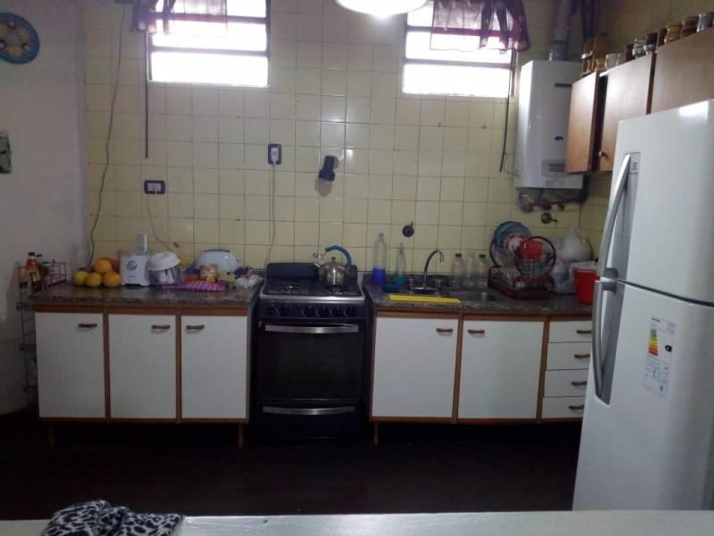 Casa 7 ambientes con 2 baños