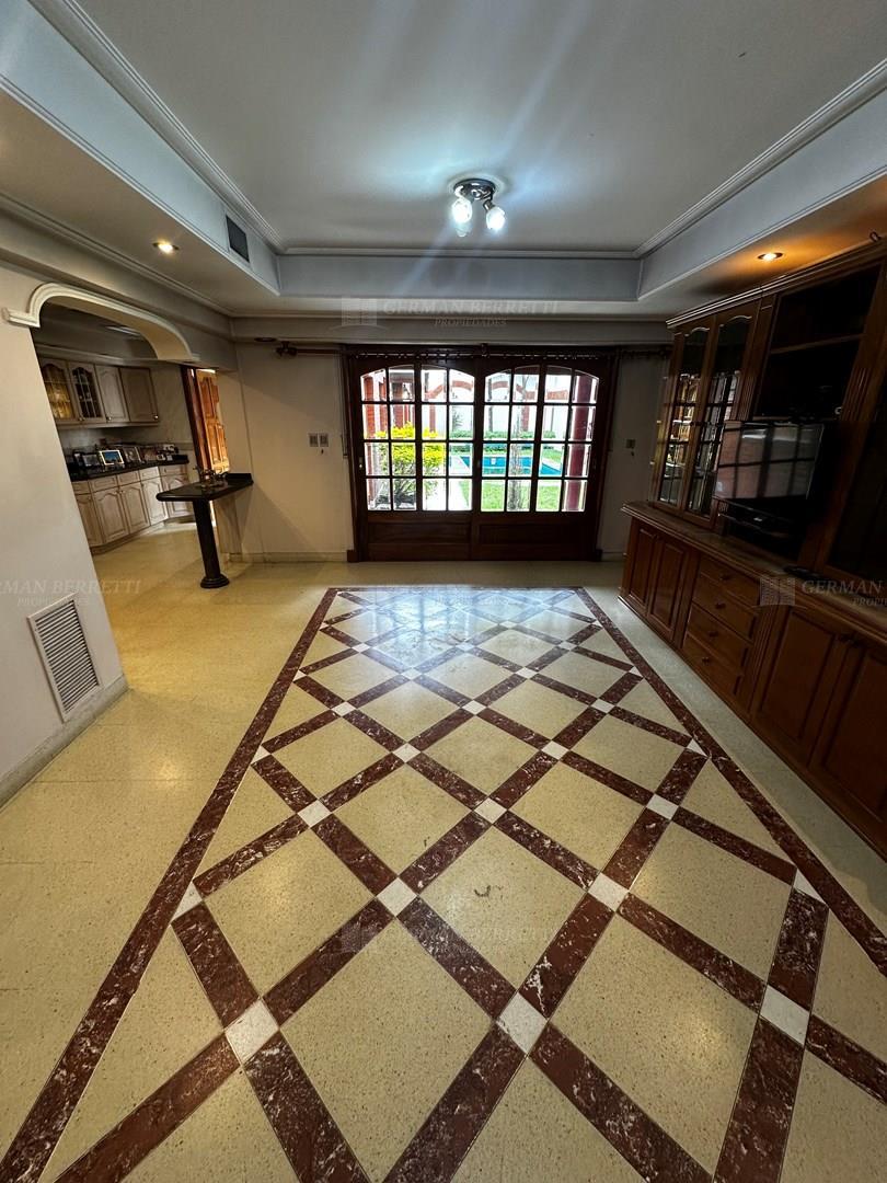 Casa en Alquiler con 2 cocheras