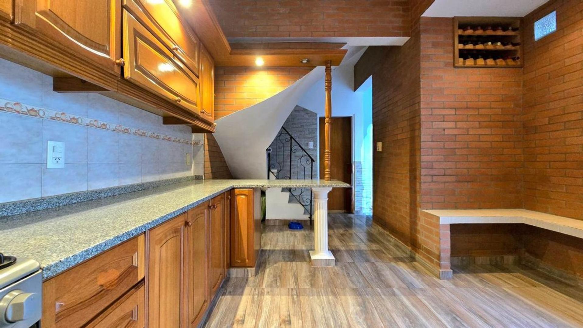 CASA 5 AMB. COCHERA PATIO TERRAZA ACEPTA PROP PAGO