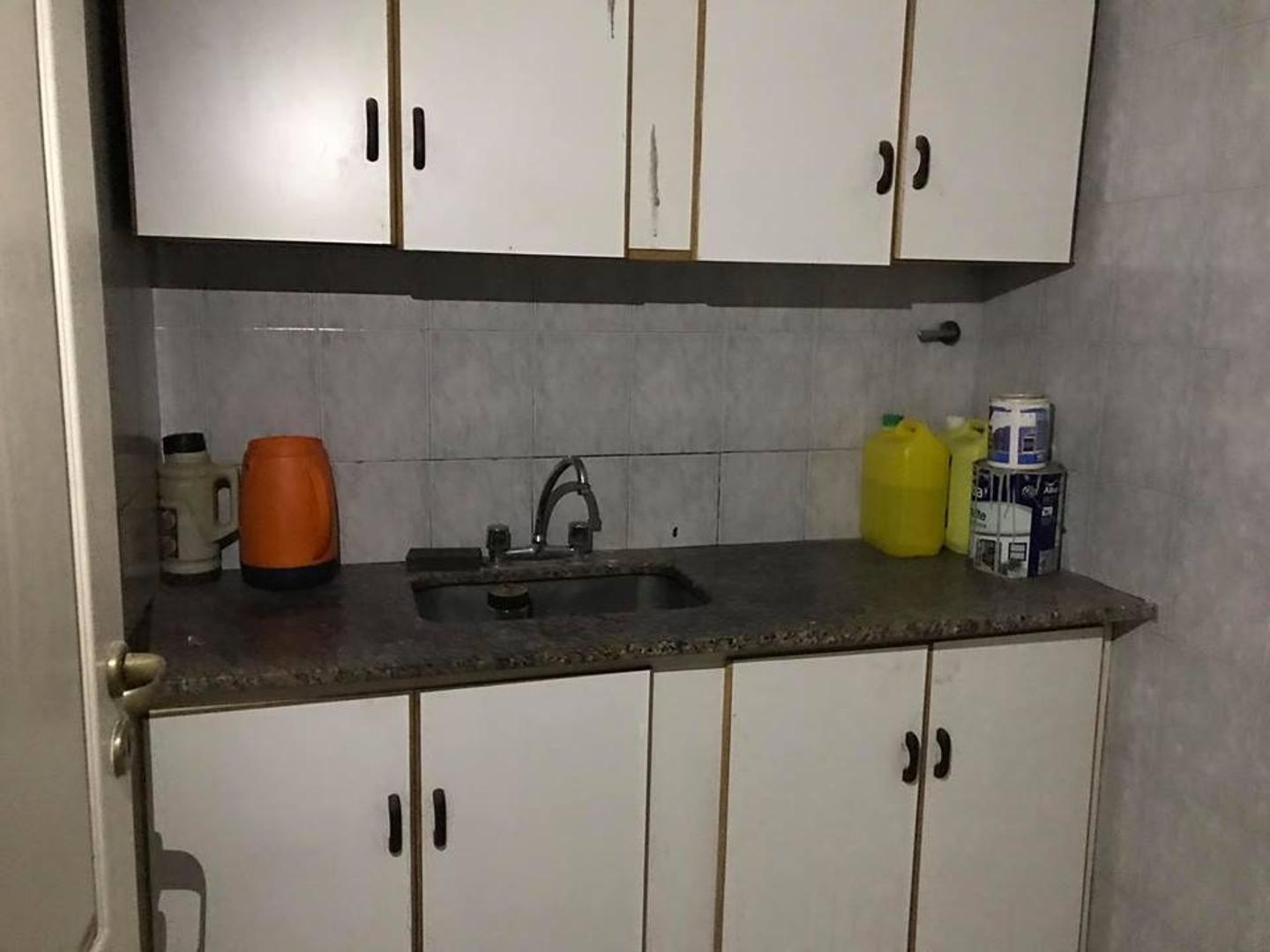 Vendemos Local comercial sobre Av. 3 de Abril