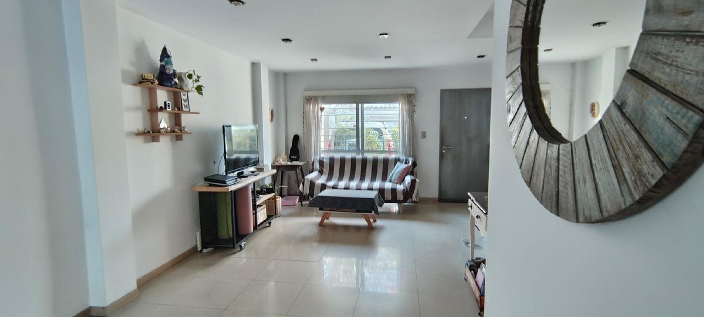 VENTA CASA DUPLEX 3 AMB BANFIELD GARAGE PATIO