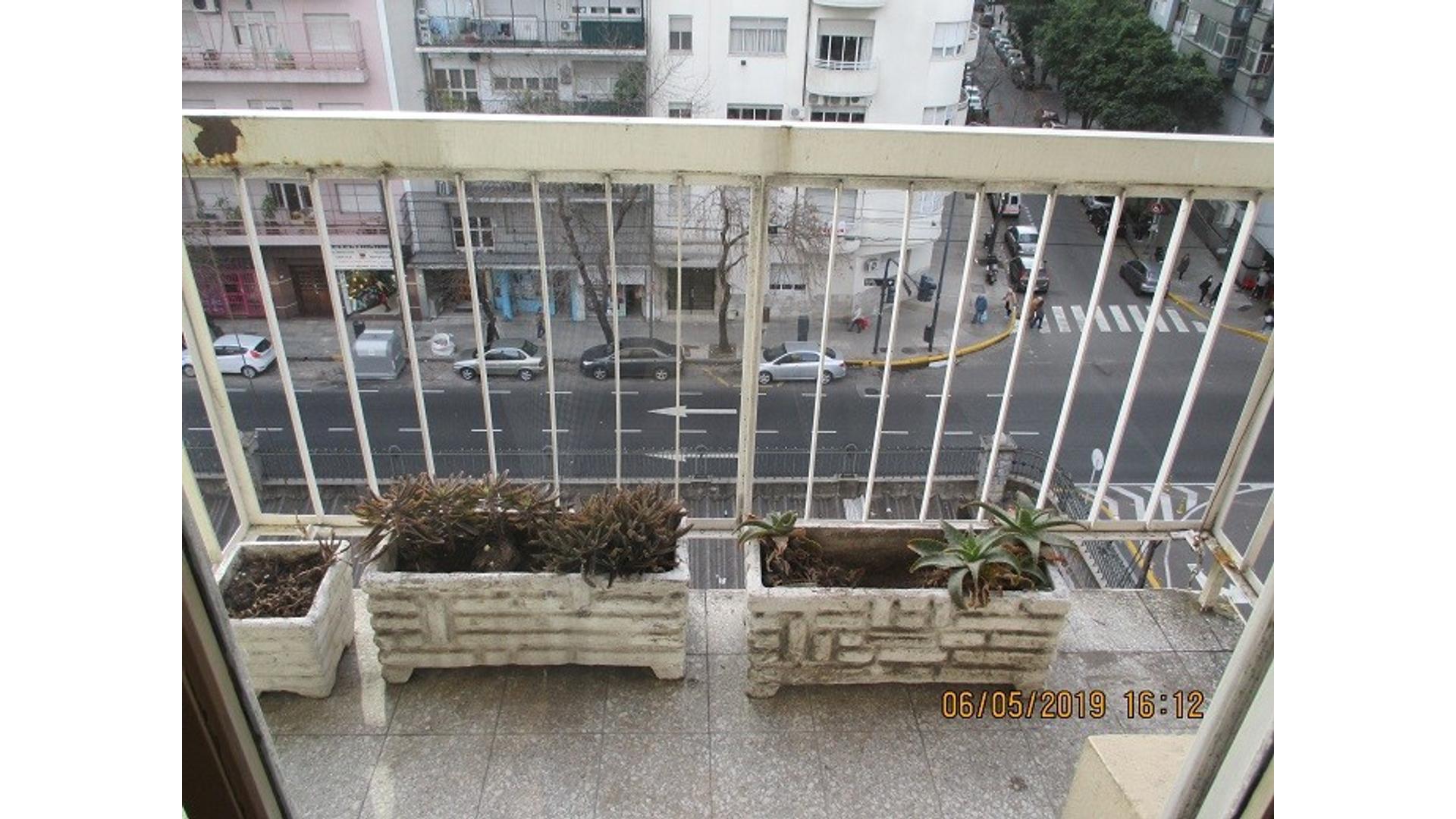 Amplio ambiente frente muy luminoso balcón baño y cocina com