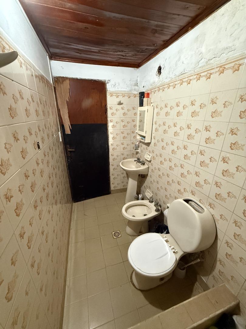 Casa de dos dormitorios con patio, galpon y cochera doble