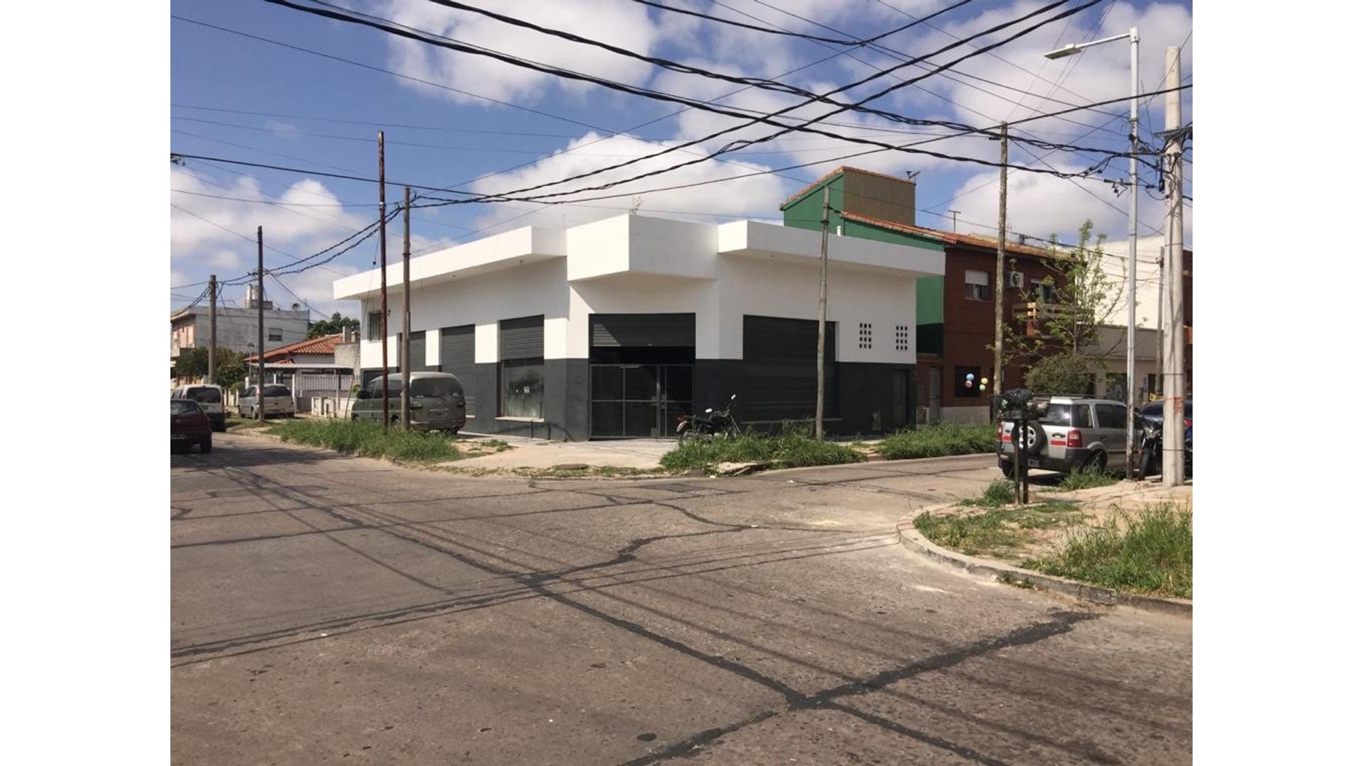 Excepcional local de 221 m² con entrepiso de 90 m²