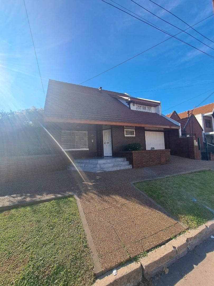 Venta. Quilmes Oeste. Chalet s/ 2 lotes. Quincho y pileta.