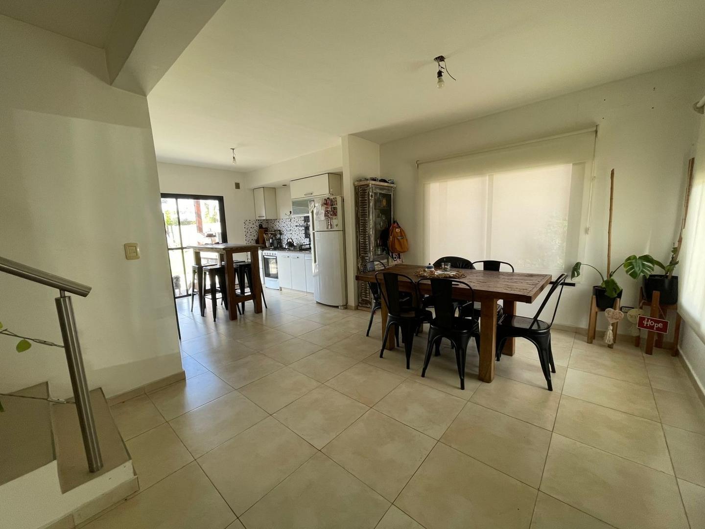 Casa 4 ambientes con 2 baños