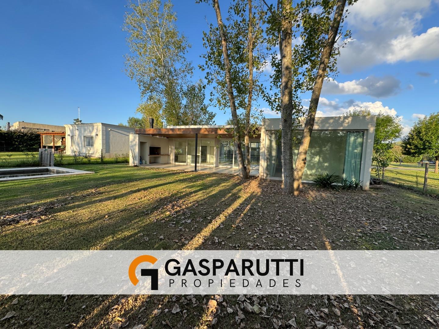 Casa en Venta con 2 cocheras