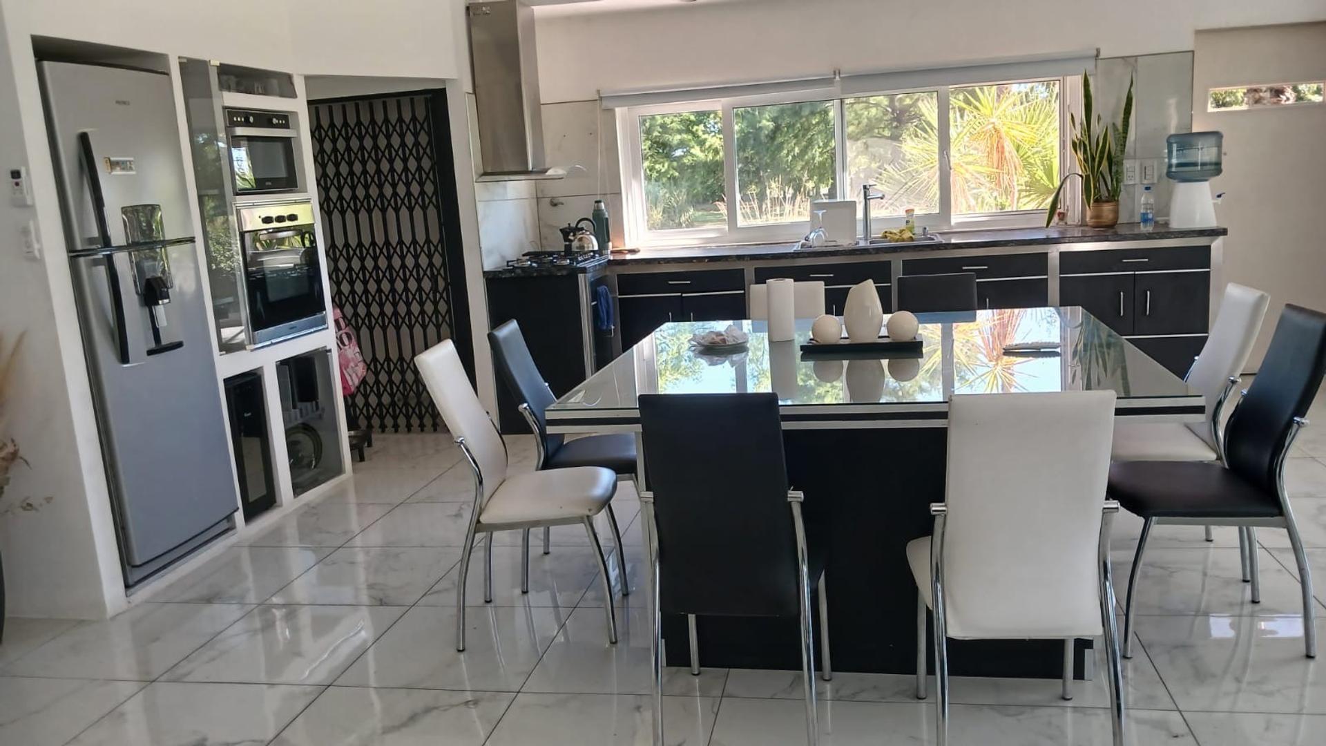 Casa en Alquiler en Puerto Roldan, USD 2.700