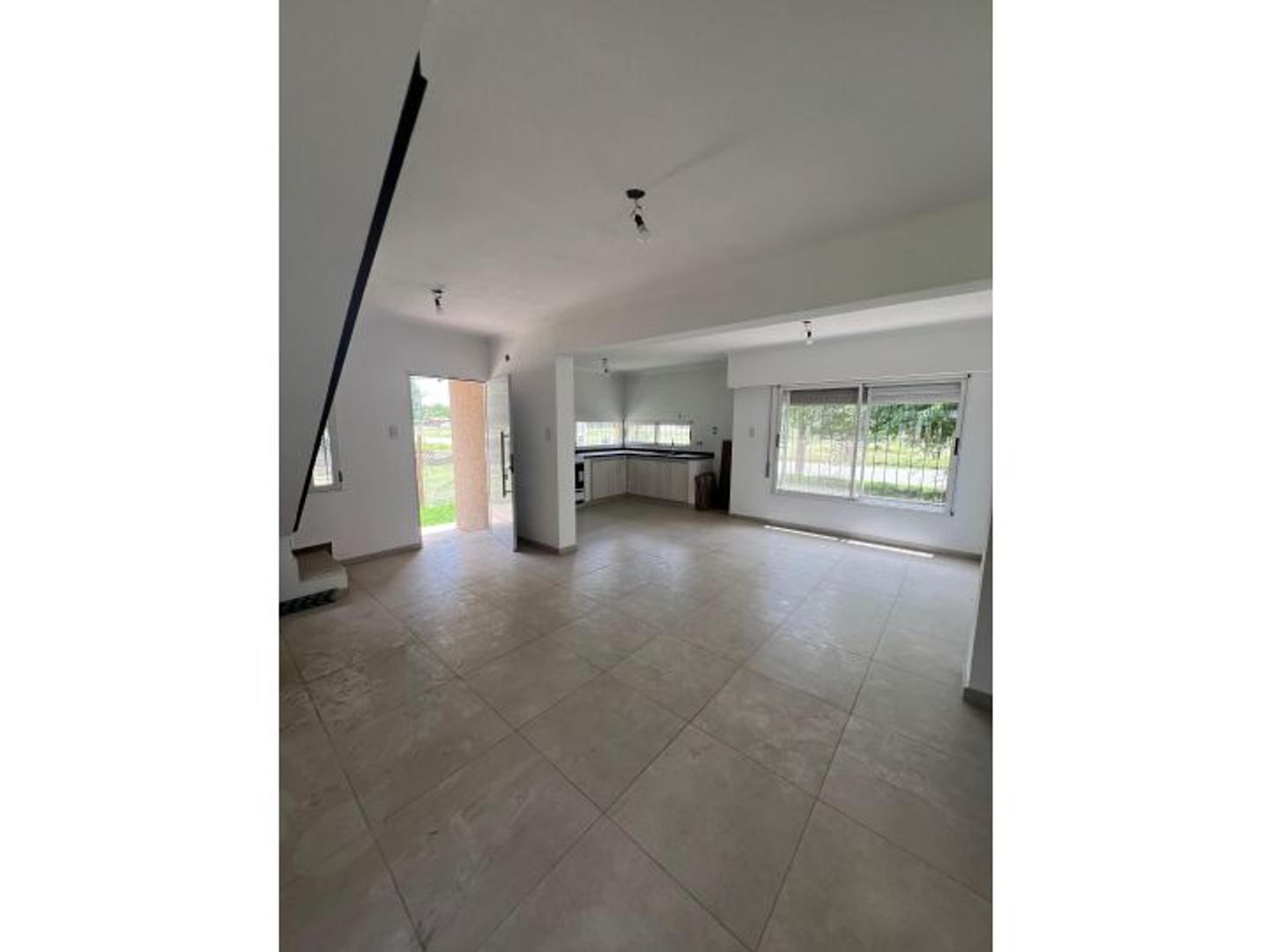 Casa 4 ambientes con 2 baños