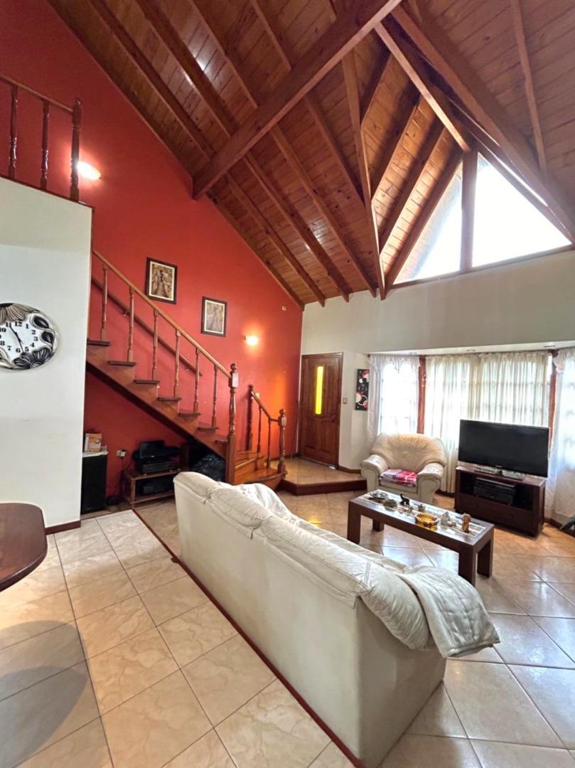 Casa en Venta con 3 cocheras