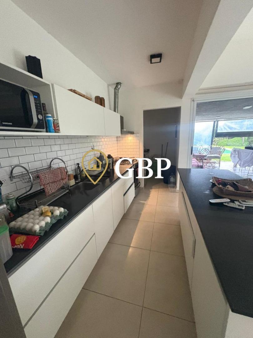 Casa en Alquiler con 2 cocheras