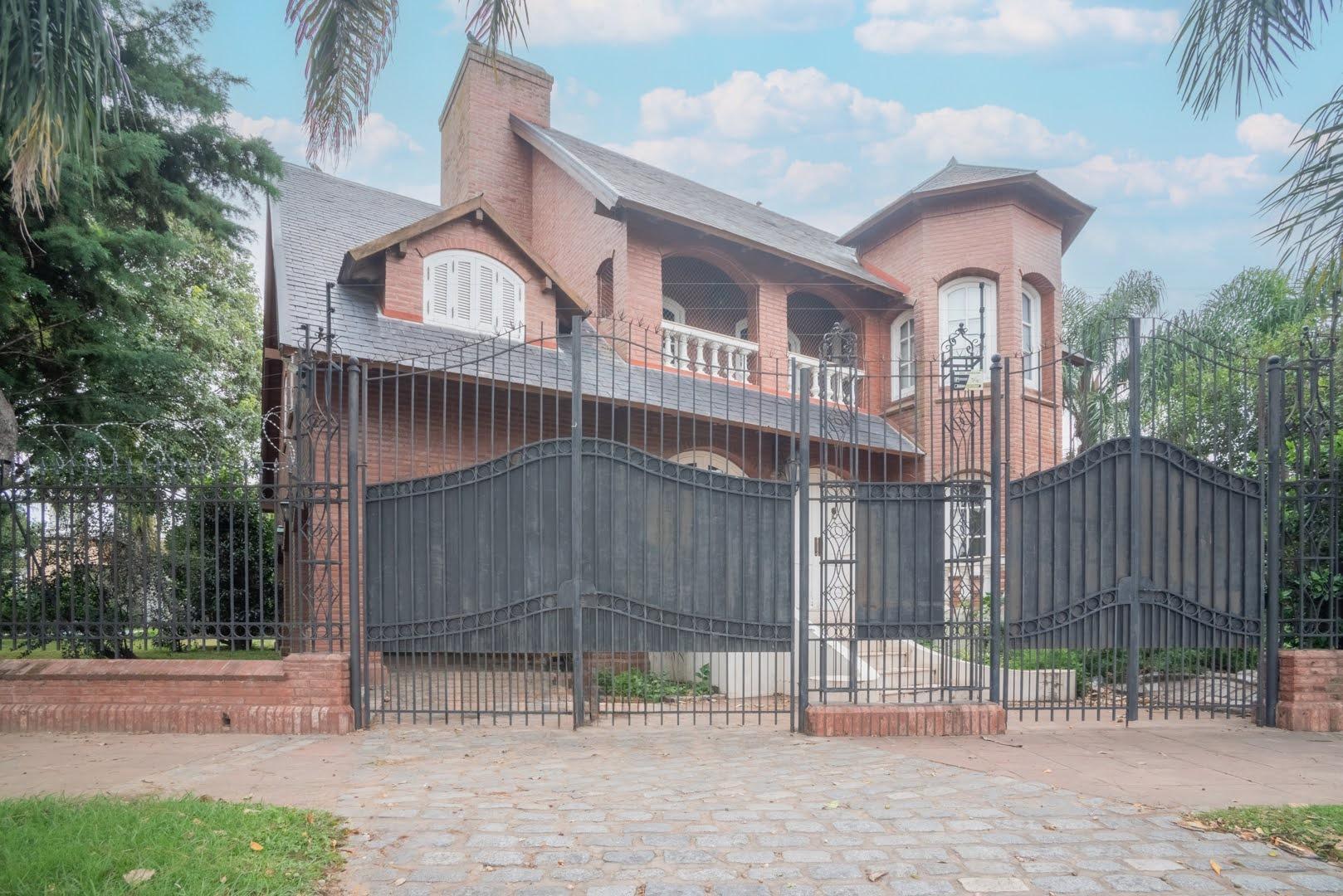 Casa en Venta con 2 cocheras