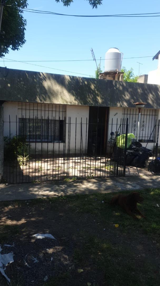 Casa en alquiler Temperley tres ambientes