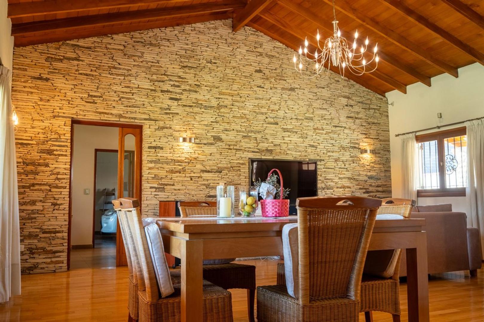 Casa en Venta con 2 cocheras