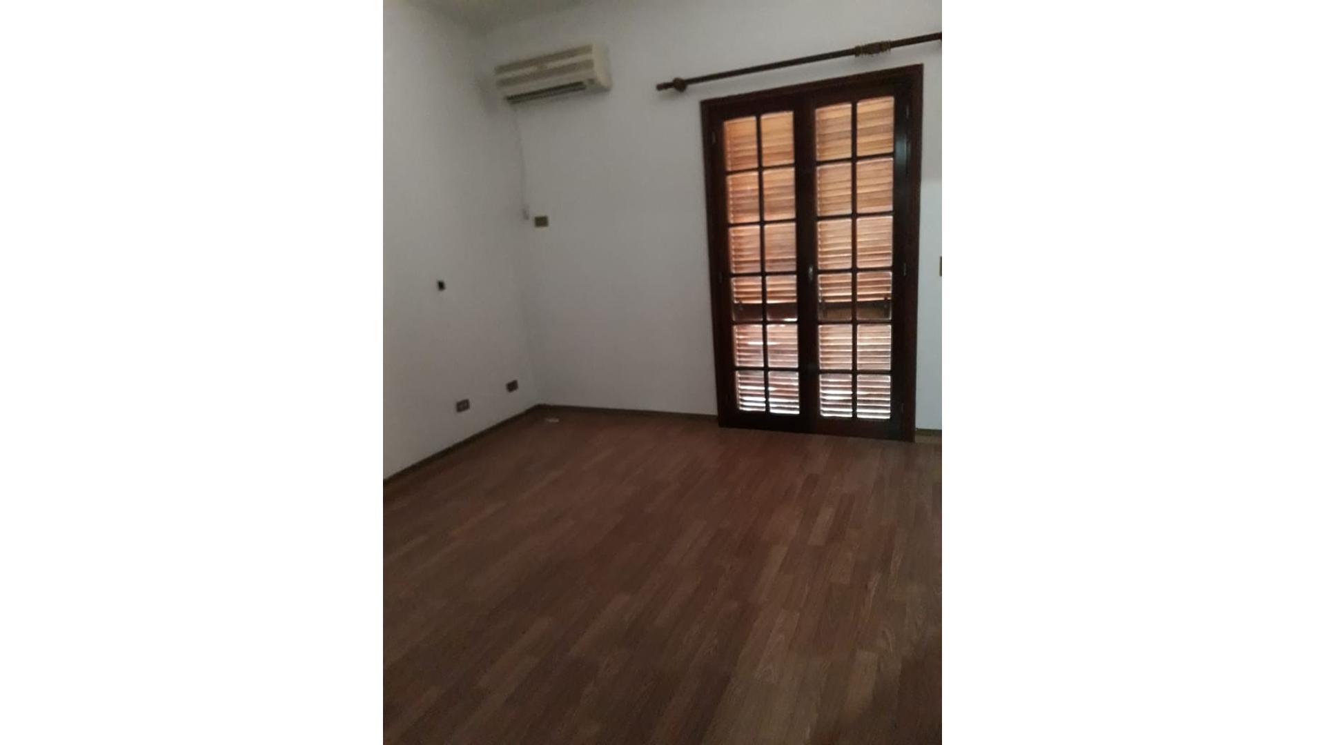 Casa en Alquiler con 2 cocheras