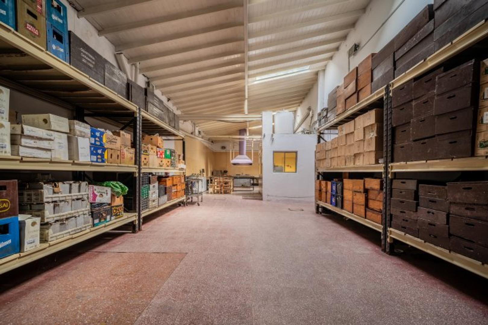 VENTA. GALPÓN. DEPÓSITOS. OFICINAS. TERRAZA. VESTUARIOS. ACCESO VEHICULAR.