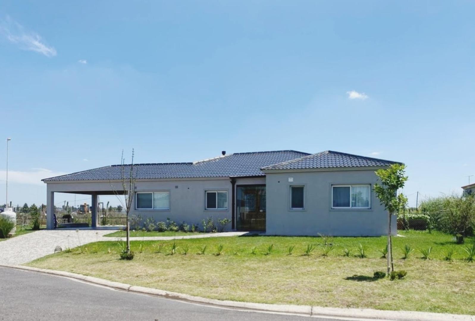 Venta de excelente casa en el barrio San Felipe Canning.