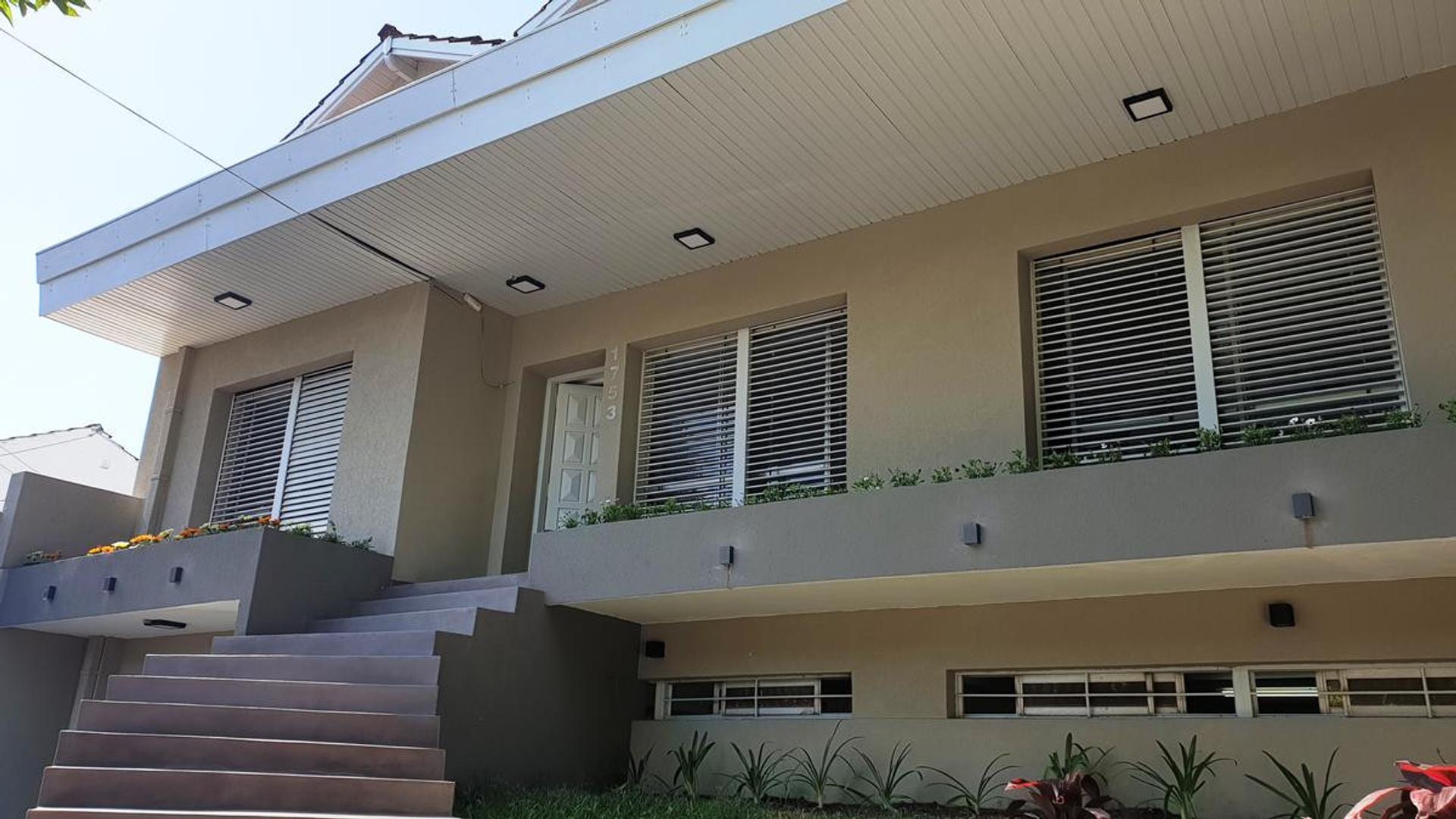 Chalet en venta  7 ambientes en  Castelar Norte