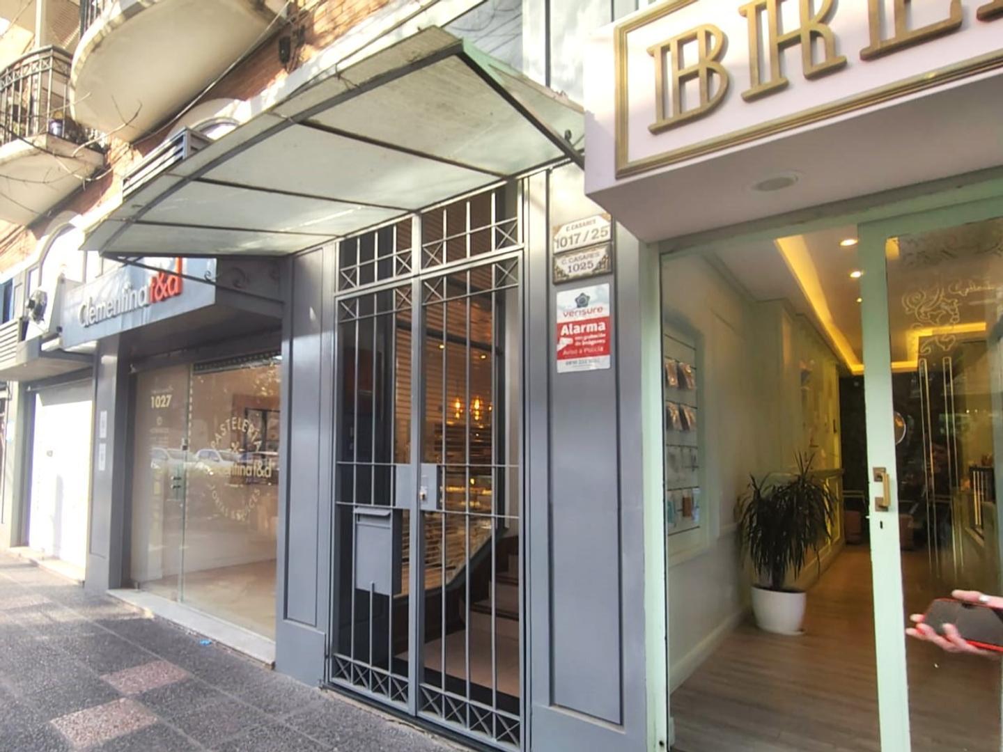 Monoambiente en 1er piso con balcón al frente.