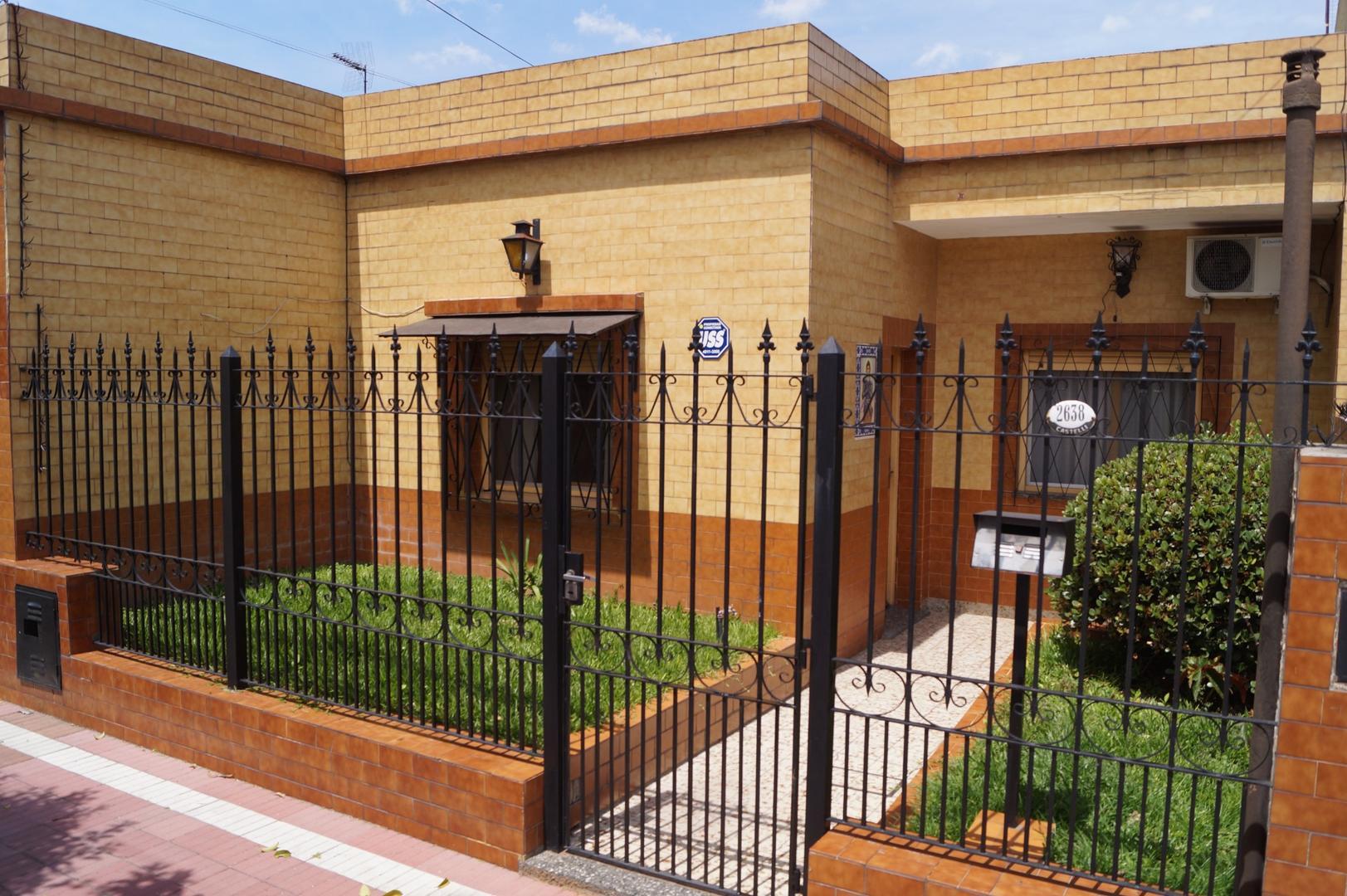 VENTA CASA CON QUINCHO Y FONDO  EN LOMAS DE ZAMORA