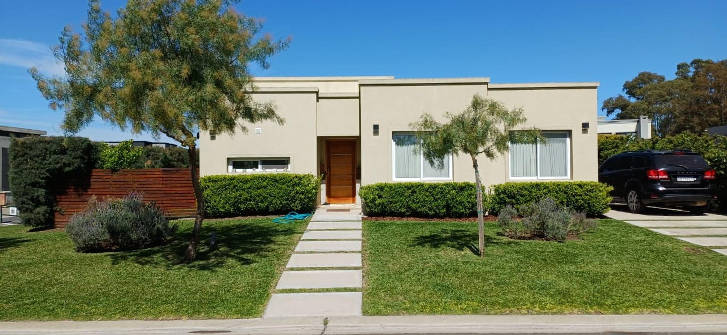 Casa en venta barrio Santa Elena, Pilar del Este